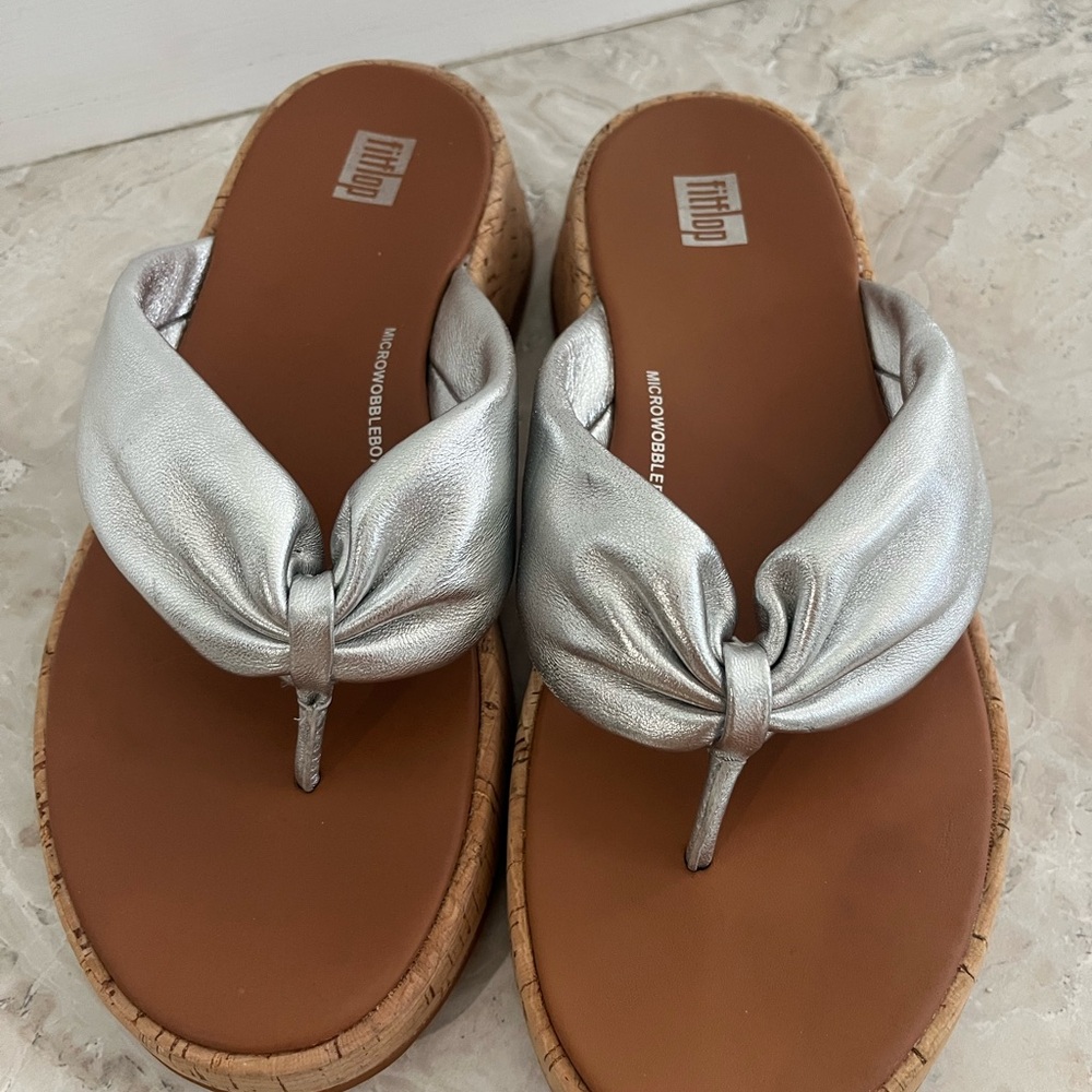Fitflop Silver Sandals with Chic Twisted Upper
